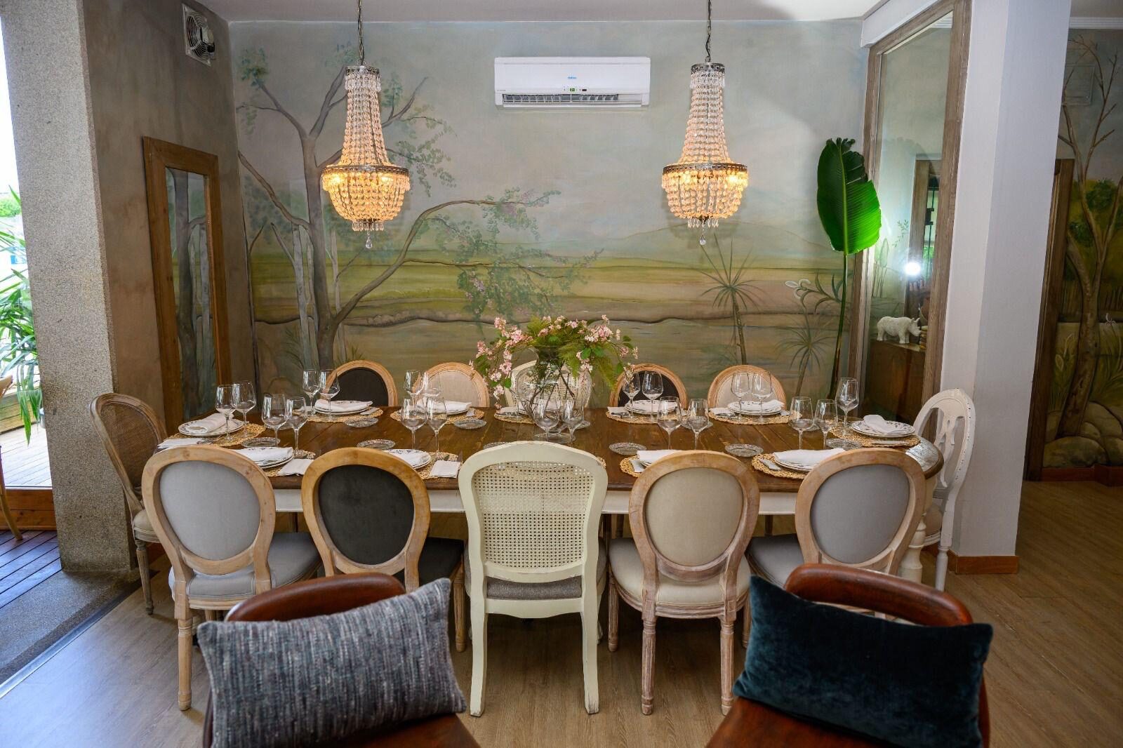 Comedor vintage con murales y lámparas de araña