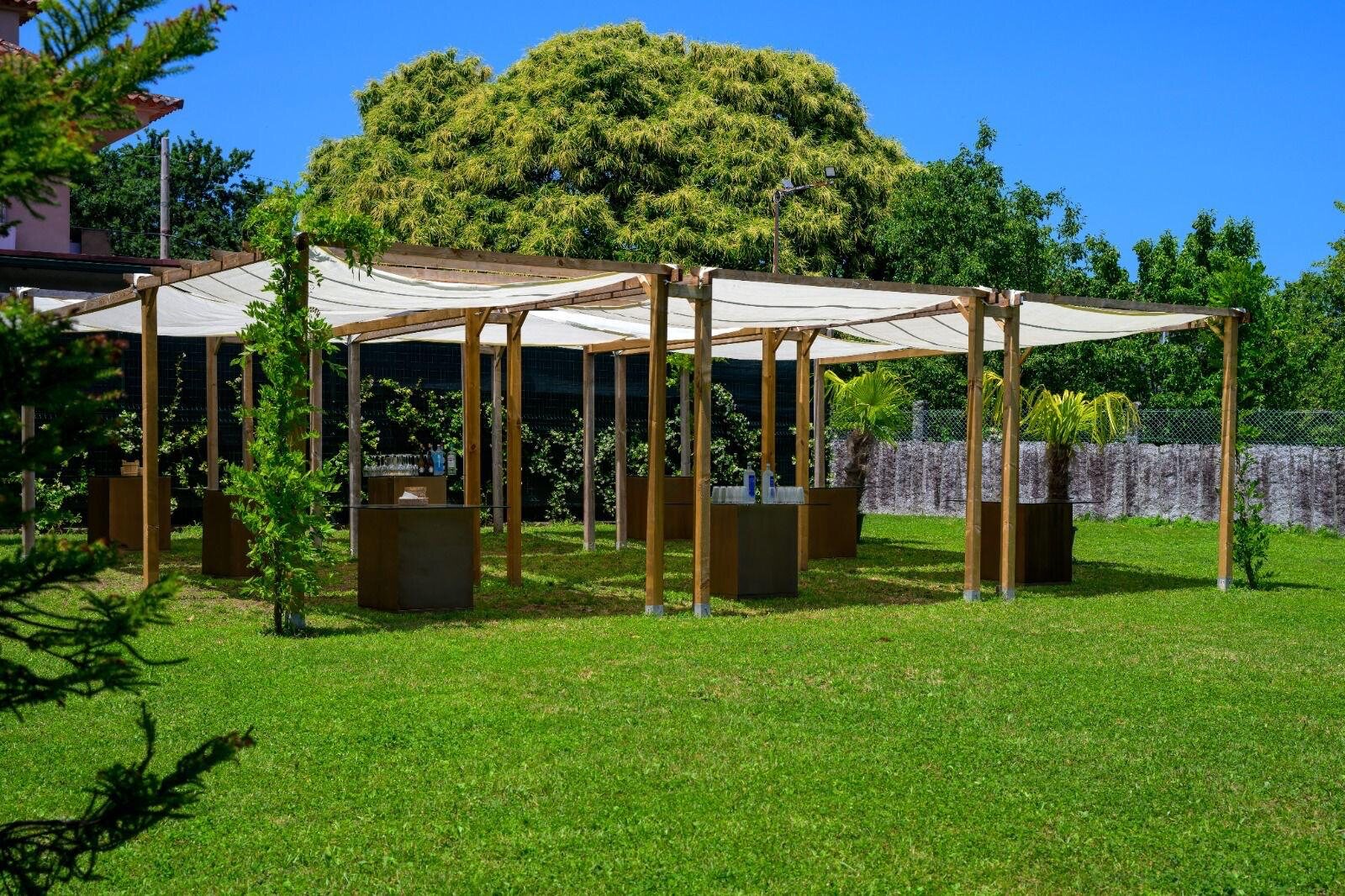 Jardín con pérgola de De Vintage