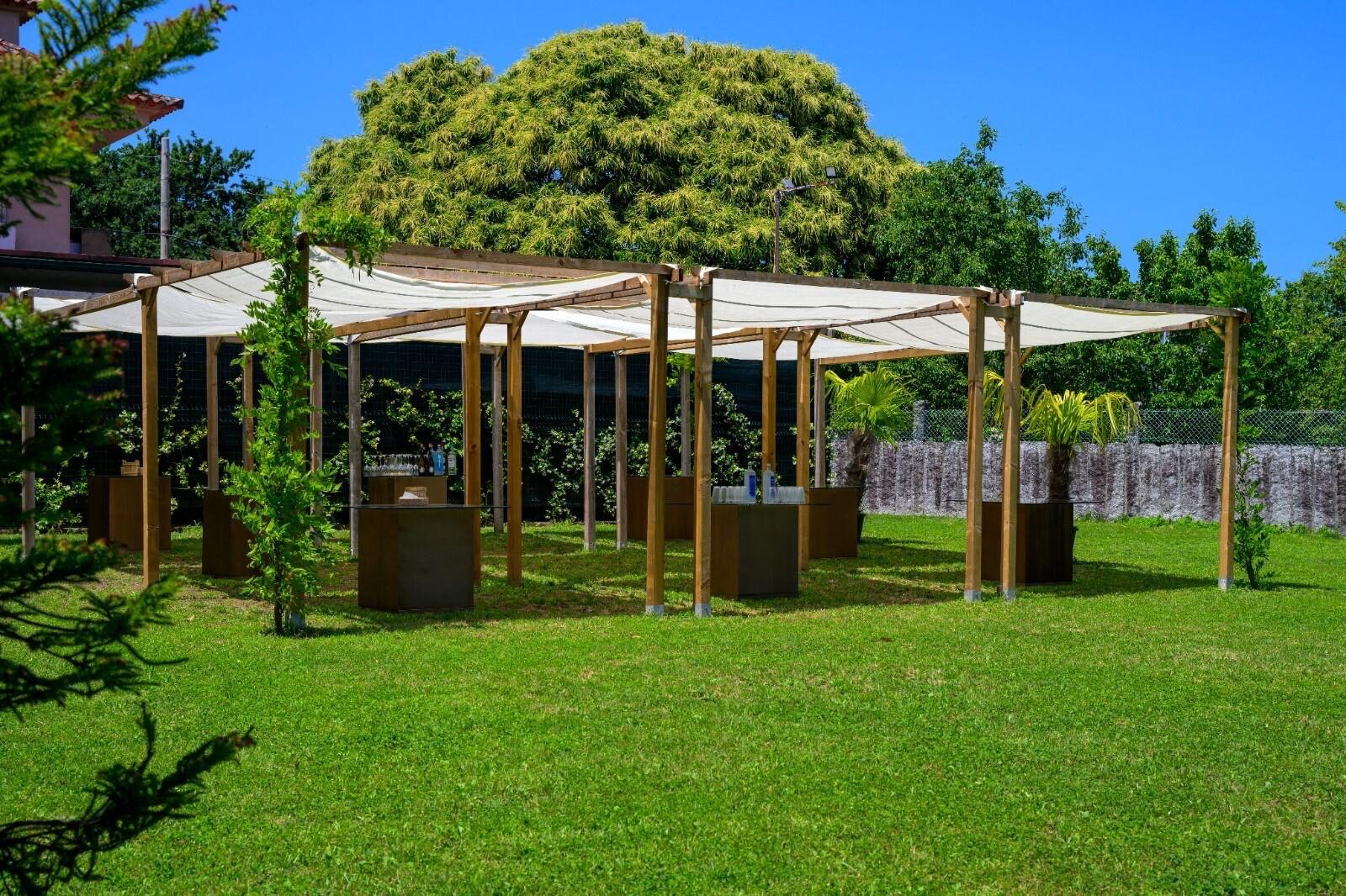Jardín exterior con pérgola