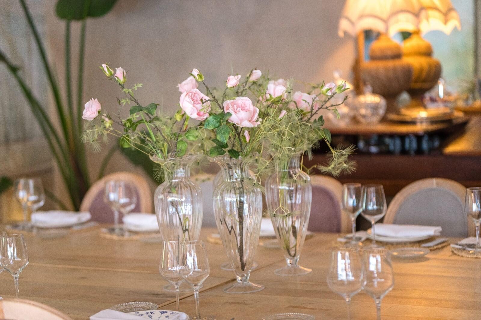 Detalle de mesa montada con flores