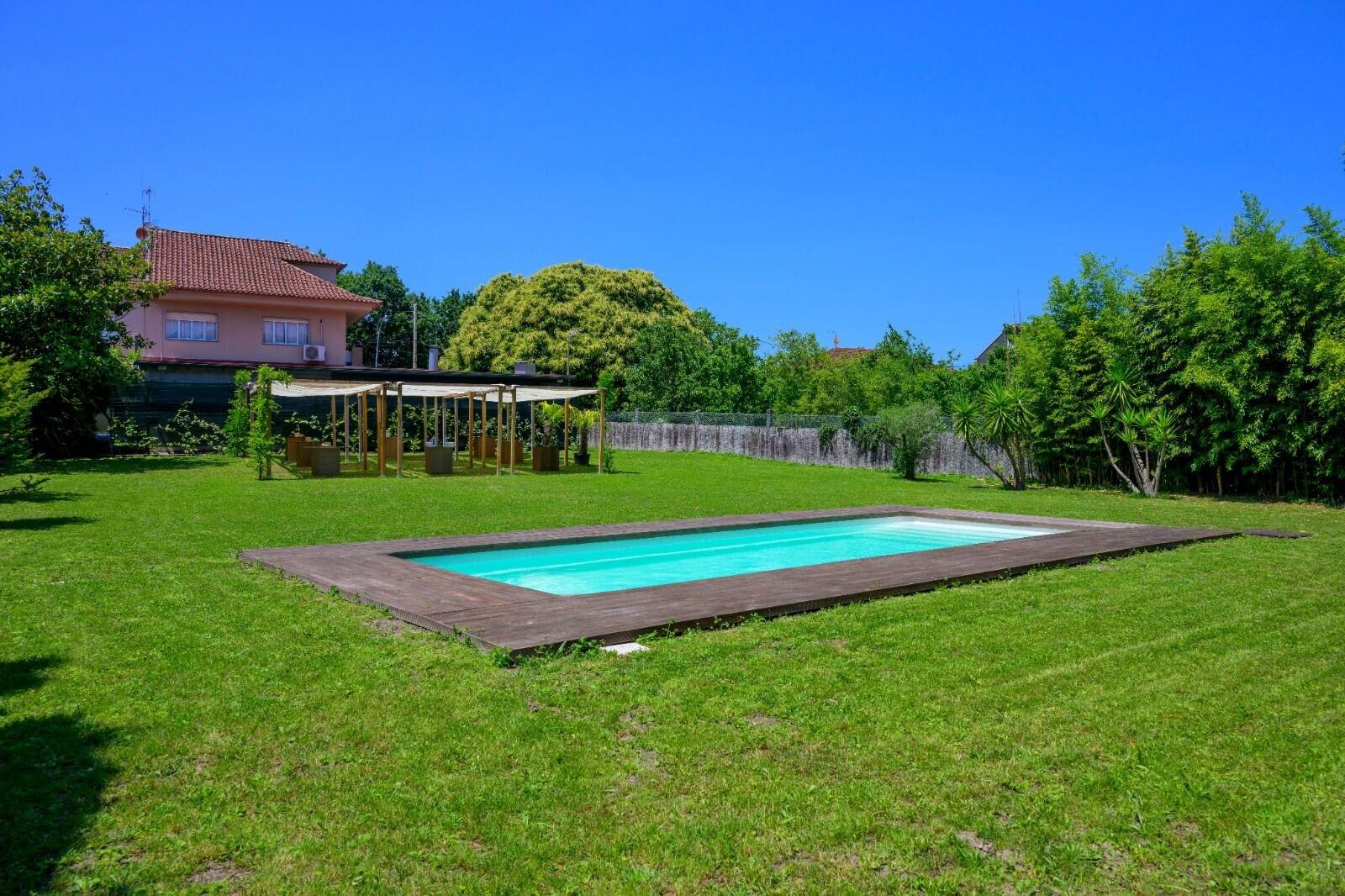 Piscina en el jardín