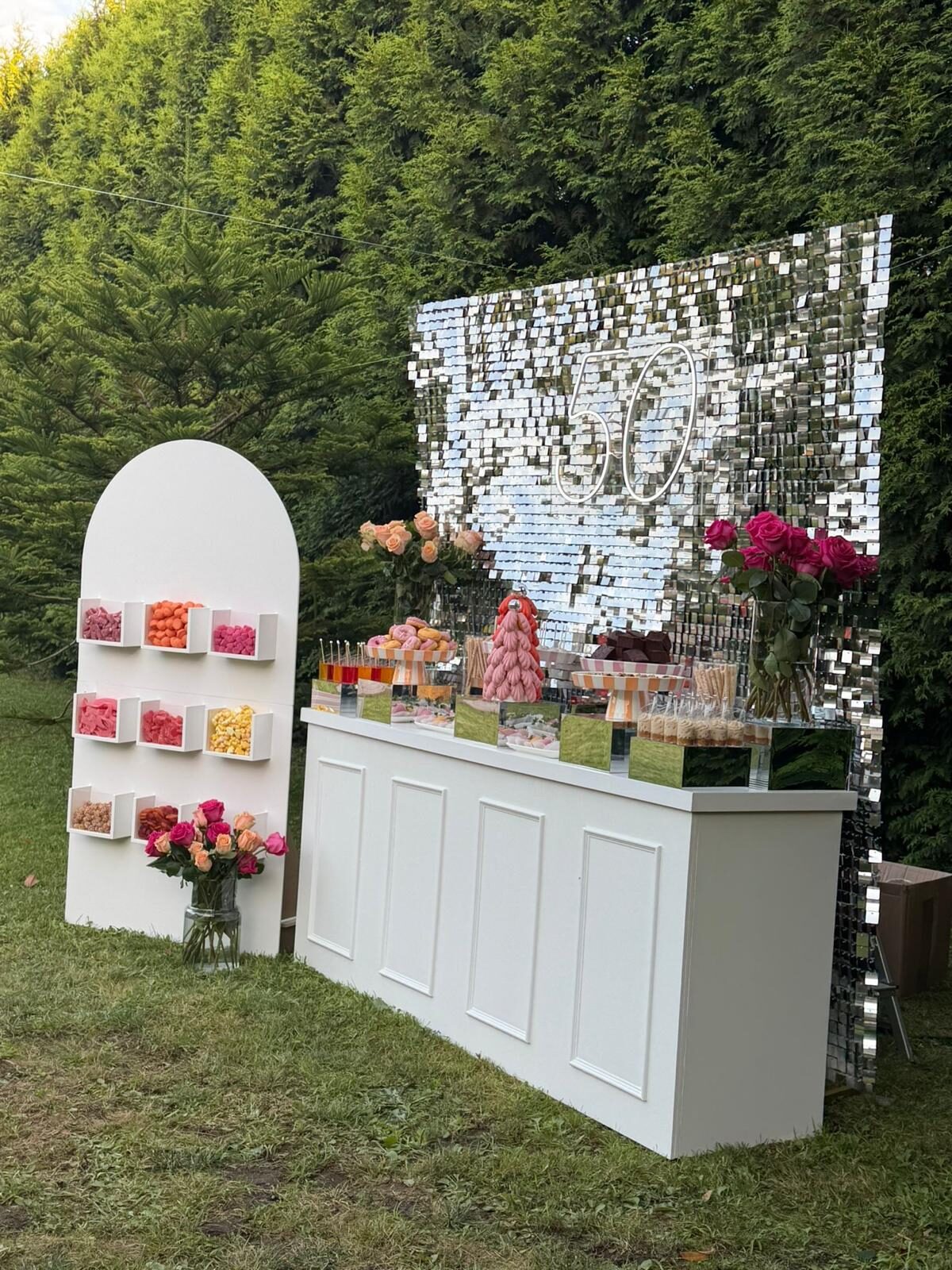 Photocall y mesa de bienvenida decorada para un evento